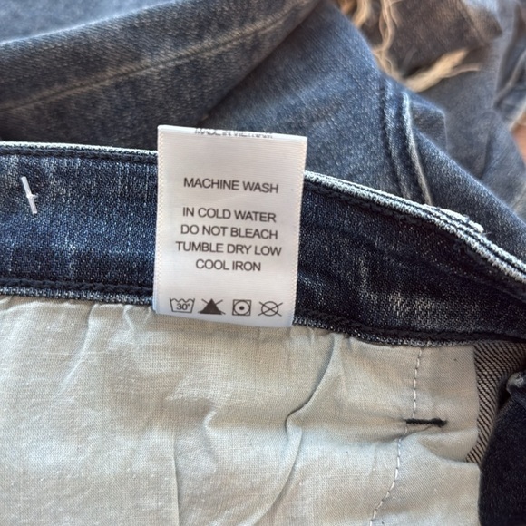 Judy Blue Leni Distressed High Rise Boyfriend Fit Jeans. Medium Wash. Size 9/29. - Picture 13 of 13